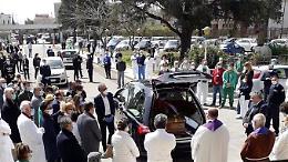 Funerale choc a Saviano, sanzioni a due sindaci e a un consigliere regionale