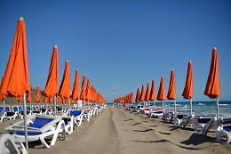 Lidi, lettini e piscine: le regole per andare in spiaggia quest'estate 