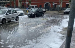 Schiuma dai tombini ad Acerra, torna l'incubo “blob"