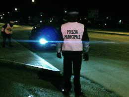 Lasciano il figlio solo in auto: denunciati