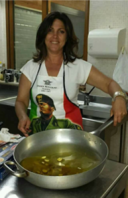 In cucina con grembiule del Duce: è bufera