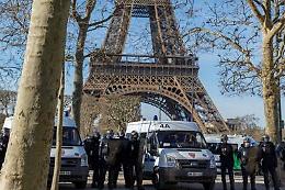 Uomo si arrampica su Torre Eiffel, evacuata