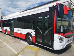 Salerno: minaccia autista bus con coltello per fermata non prevista, panico a bordo
