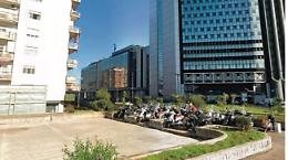 Sparatoria al Centro direzionale: 31enne viene colpito a un piede