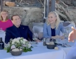 Berlusconi: «Io napoletano nato a Milano, torno con piacere»
