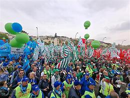Confcommercio contro il Comune: gravi danni da manifestazione sindacati