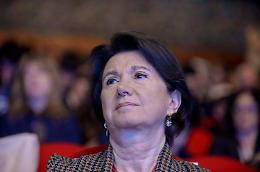 Roccella contestata al Salone del Libro. «Confrontiamoci», no dei manifestanti
