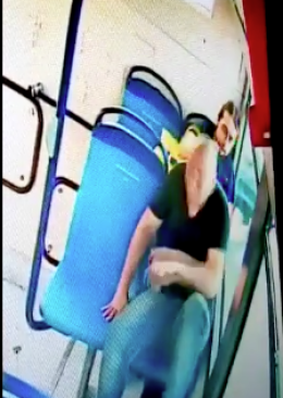 Accoltella un uomo sul bus, consigliere regionale diffonde video