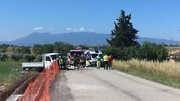 Con l'auto contro un furgone in sosta, morte due persone