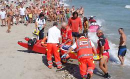 Tragedia in spiaggia, uomo si accascia e muore davanti a decine di bagnanti