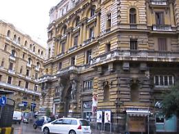 Tenta di rapinare una coppia in piazza Nicola Amore, preso