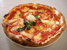 Pizza a 4 euro, la risposta da Napoli a Briatore
