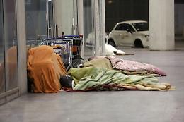 Clochard ammazzato di botte, aggredito in strada da due giovani