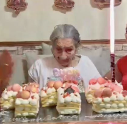Nonna Giuseppa compie 112 anni, festa al Rione Sanità