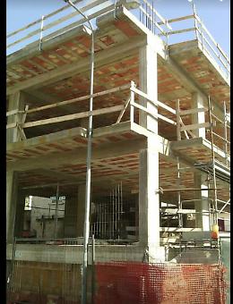 Brusciano, palo della luce inglobato da edificio: parla l'avvocato