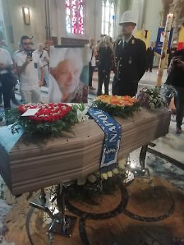 L'addio di Napoli a Luciano De Crescenzo: «Ciao Professore Bellavista»