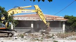 Ruspe a Baia Domizia, demolite villette per le vacanze
