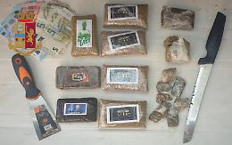Droga in casa mentre è ai domiciliari, in manette