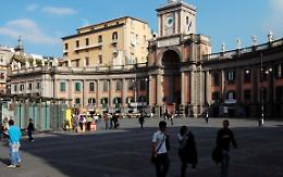 Piazza Dante, 59enne accoltellato tra la folla