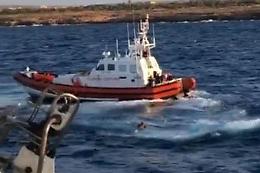 Open Arms, Spagna manda nave militare