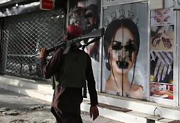 Afghanistan, talebani: «Ok donne a lavoro». Ma giornaliste fermate
