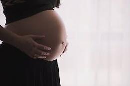 Napoli, non vaccinata e intubata partorisce a 24 settimane: gravi madre e figlio