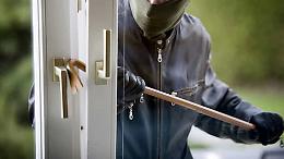 Tentato furto in appartamento, tre arresti: complice fugge sui tetti