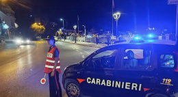 Tre ventenni minacciano tassista e forano pneumatico auto