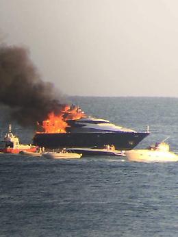 A fuoco la barca del patron del Calcio Napoli