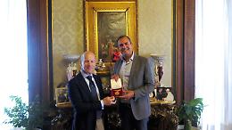 Funzionario Difesa Usa in vacanza a Napoli, incontro in Comune con de Magistris