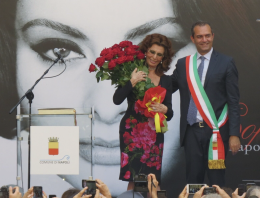 De Magistris: «Sophia Loren sangue e corpo di questa città»