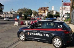 Difende lo scooter, 16enne accoltellato