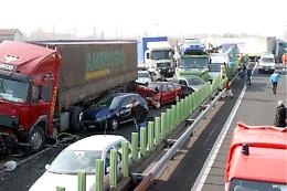 Maxi-tamponamento tra tre pullman sull'A4: coinvolte 120 persone