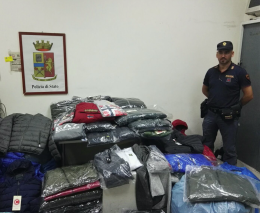 Falsi capi d'abbigliamento griffati sequestrati alla Duchesca