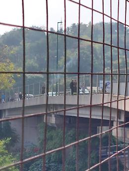 In bilico sul viadotto da ieri, salvato