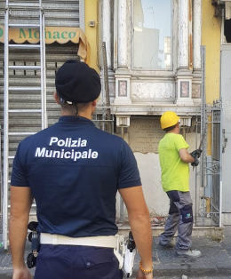 Altarini della camorra, rimozione in piazza Gravina