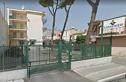 Va in caserma per una denuncia: arrestato per spaccio
