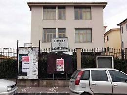 Picchia compagna e suocera, poi tampona la loro auto: arrestato