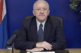 De Luca contro tutti: «Campania zona rosé»