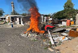 Dà fuoco a rifiuti speciali, arrestata