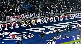 Ultrà del Napoli nella curva del Psg, striscione contro Le Figaro