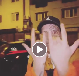 Rapper salta sull'auto dei carabinieri e posta il video, finisce nei guai