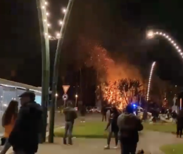 Incendio in Villa comunale, bruciano le piante