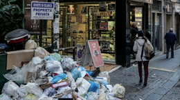 Emergenza rifiuti, de Magistris assente: salta il consiglio comunale