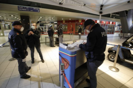 Vuole prendere il treno senza biglietto, calci e pugni ai poliziotti