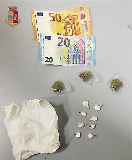 Lancia droga dall’auto e fugge, inseguito e arrestato