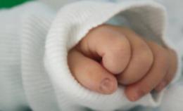 Neonato muore poco dopo essere stato partorito in casa, inutili i tentativi di salvarlo