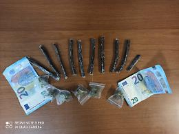 Scampia, sorpreso a spacciare: pusher in manette