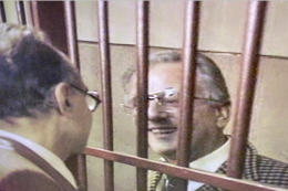 Caccia a biglietti o memorie scritti dal “professore” in cella