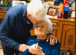 Coniugi morti a 24 ore di distanza dopo 70 anni insieme: «Nemmeno un giorno lontani siete riusciti a stare»